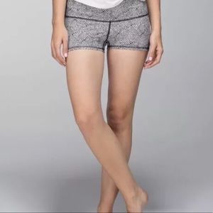 Lululemon PLUSH Petal DEEP Coal GHOST Shorts sz 6